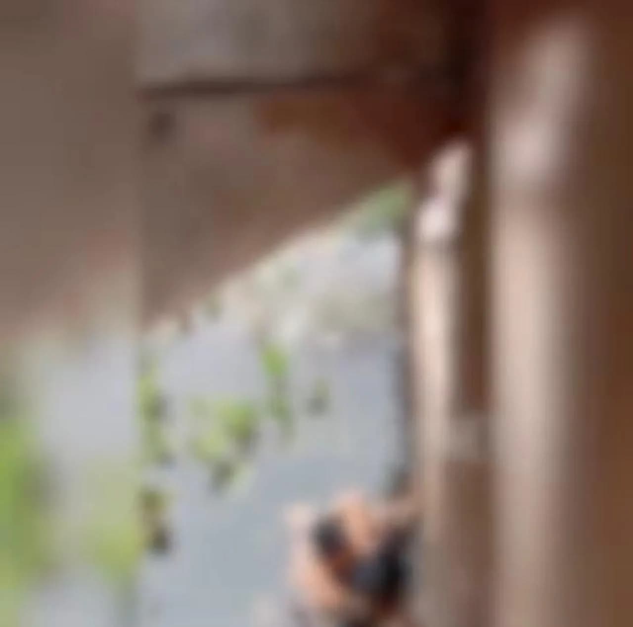 Ao som de brega romântico, casal é flagrado em ato sexual em balneário