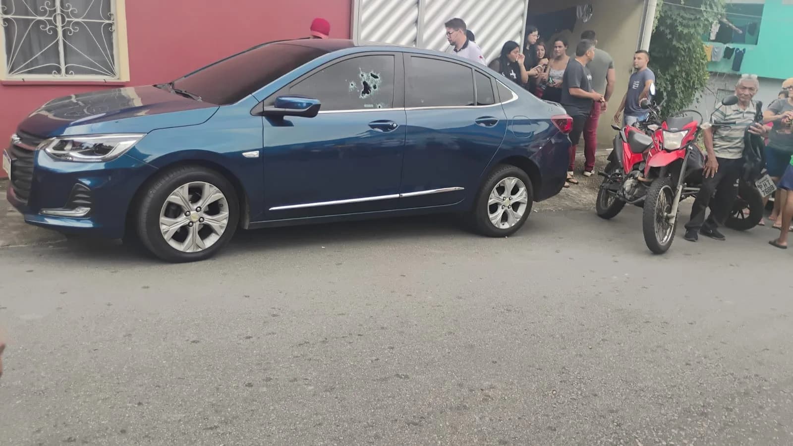 IMAGEM FORTE: Motorista é metralhado dentro de carro em Manaus
