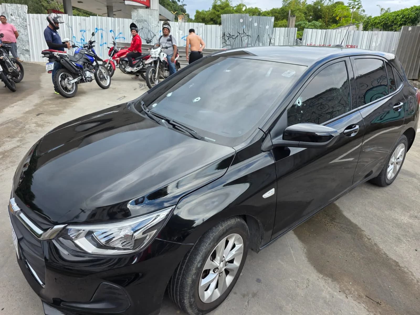 Carro é metralhado durante intenso tiroteio no Cidade de Deus