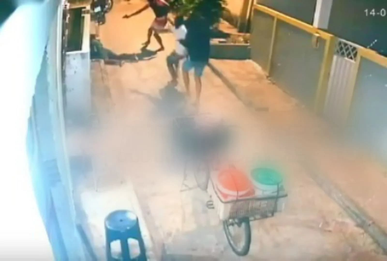 Encapuzados metralham homem em via pública