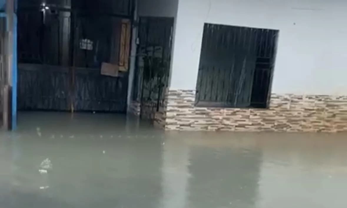 CHUVA FORTE: Feiras e ruas de Manaus alagam durante temporal neste domingo (18/5)