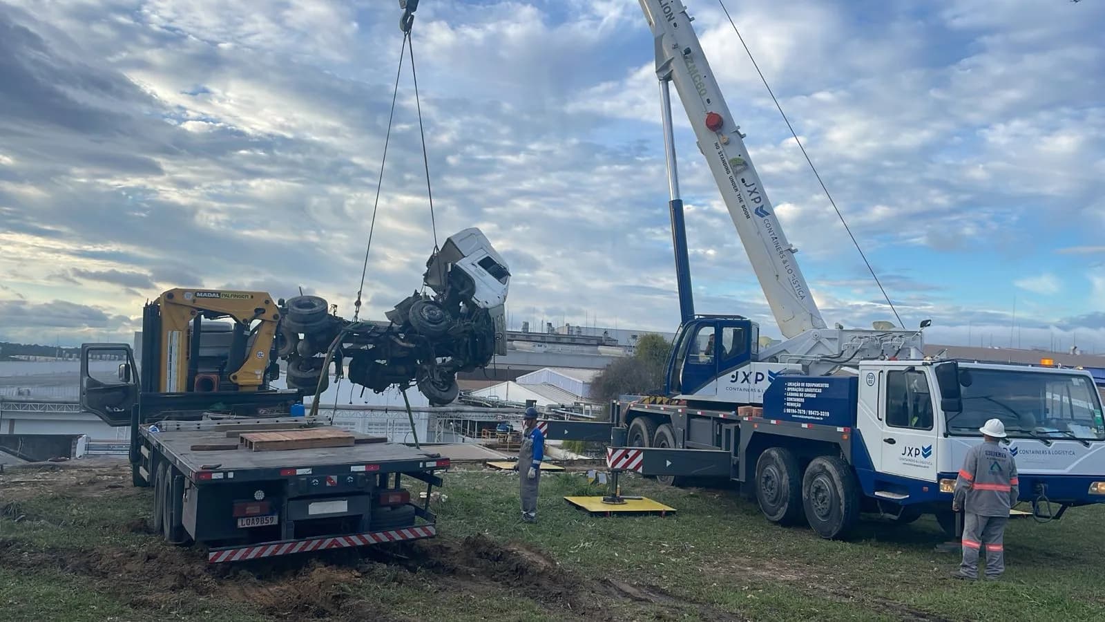 Acidente com carreta interrompe fornecimento de energia no Distrito Industrial de Manaus
