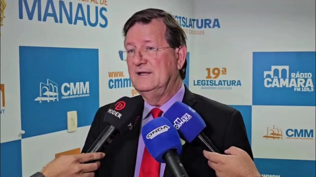 “Cidade está um lixo”, dispara Zé Ricardo ao pedir esclarecimentos ao secretário de limpeza pública