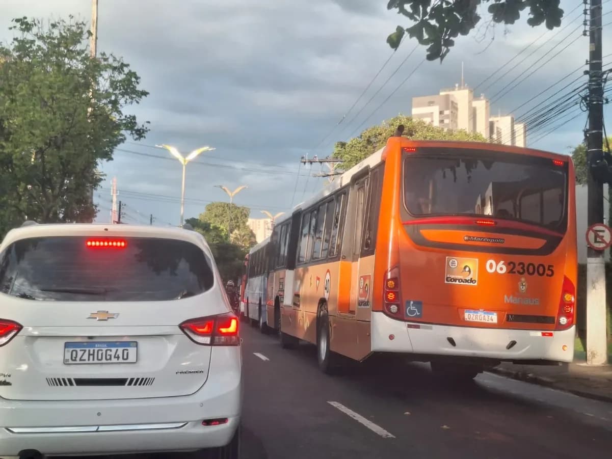 Moradores da zona leste ficam sem ônibus após acidente ‘travar’ trânsito em Manaus