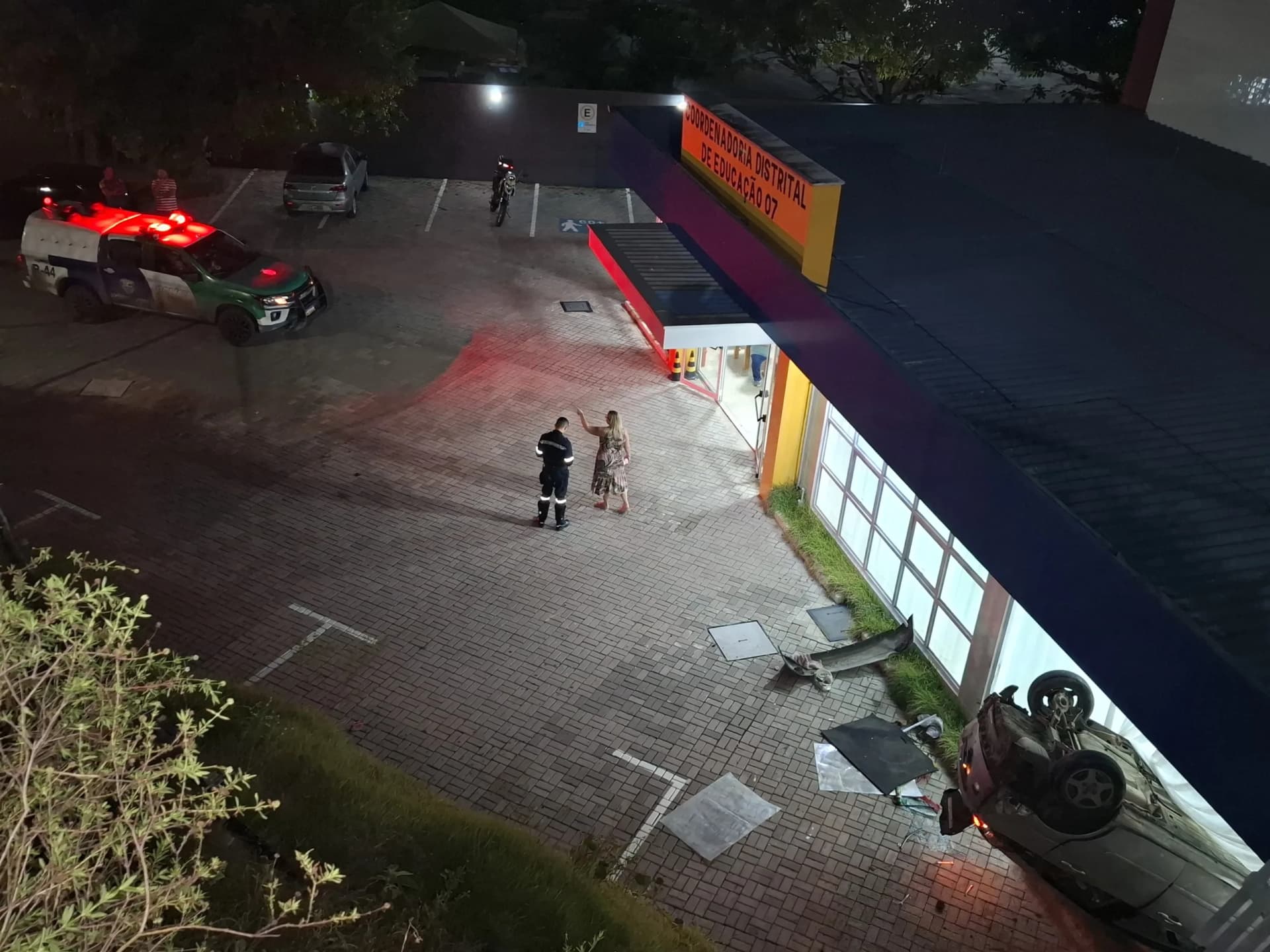 Família sobrevive após carro despencar de ladeira e cair em pátio do Detran-AM