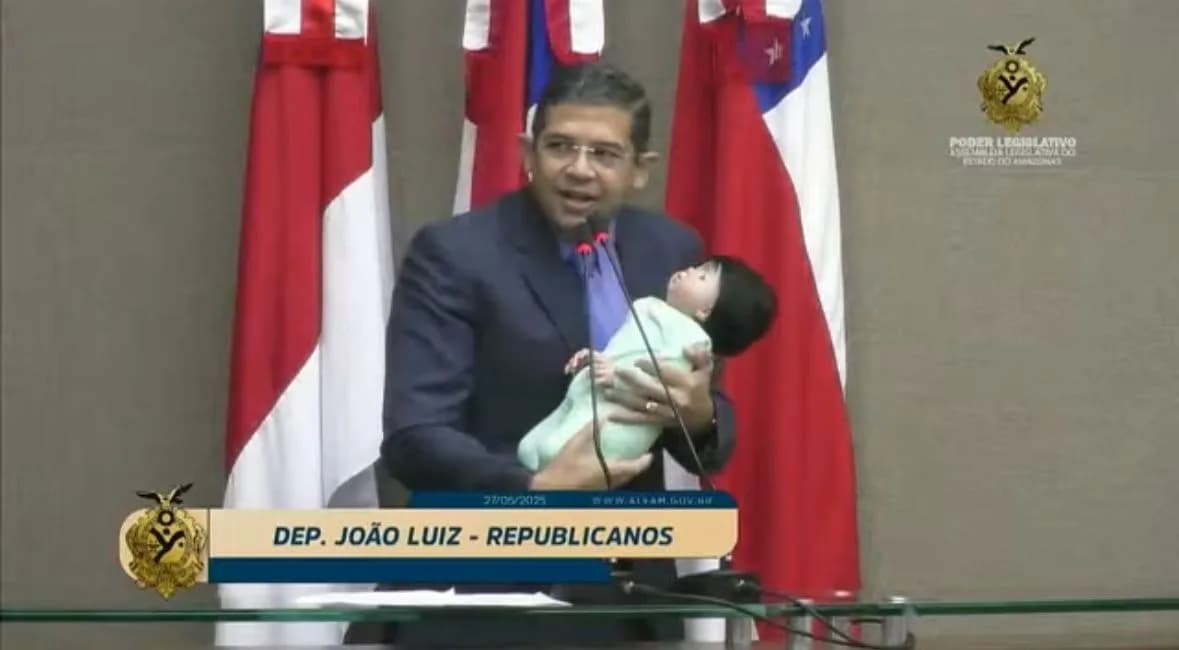 Com bebê reborn, deputado João Luiz canta música de ninar e declara: “Onde está a cabeça da sociedade?”
