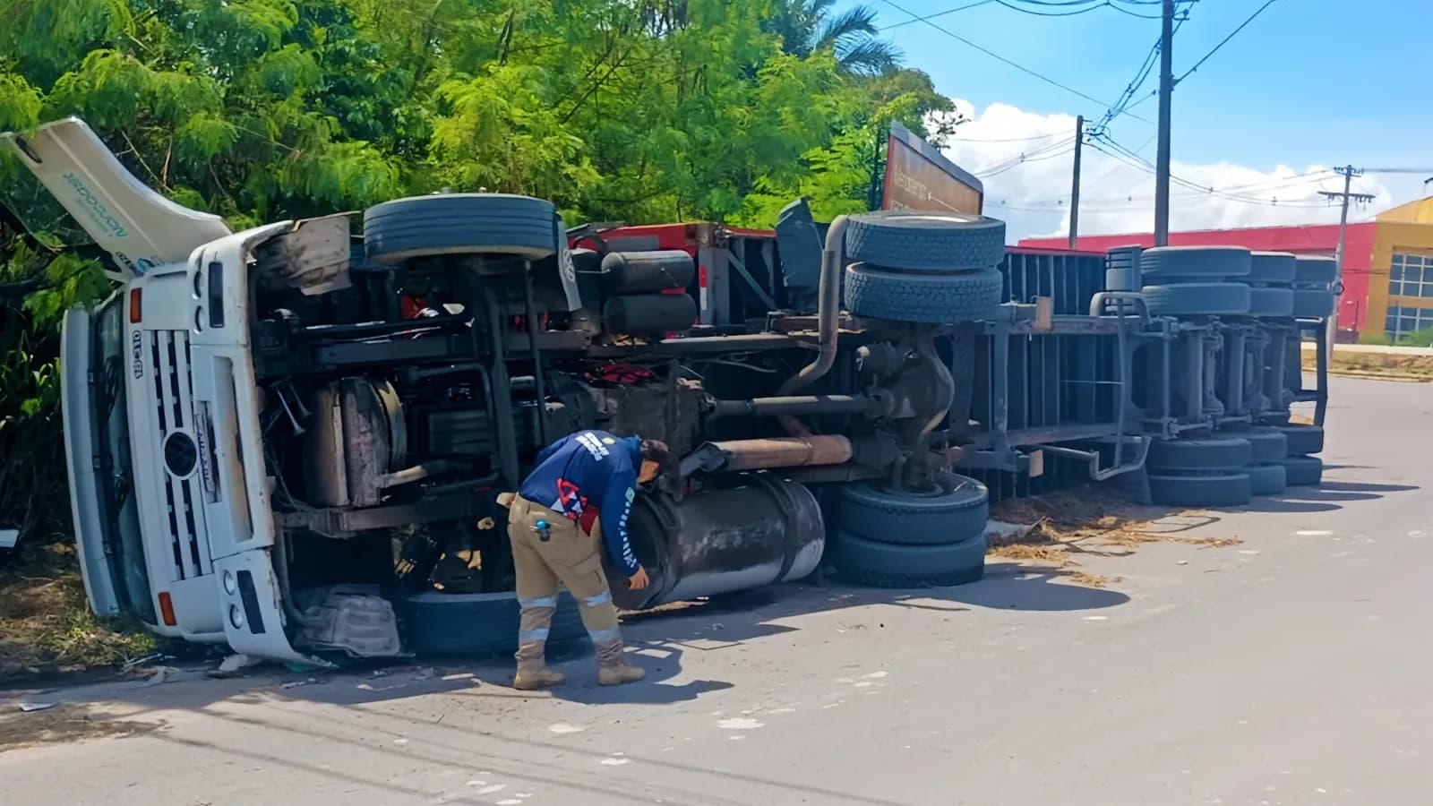 Caminhão que tombou na zona Leste de Manaus é removido e autuado pelo Detran-AM