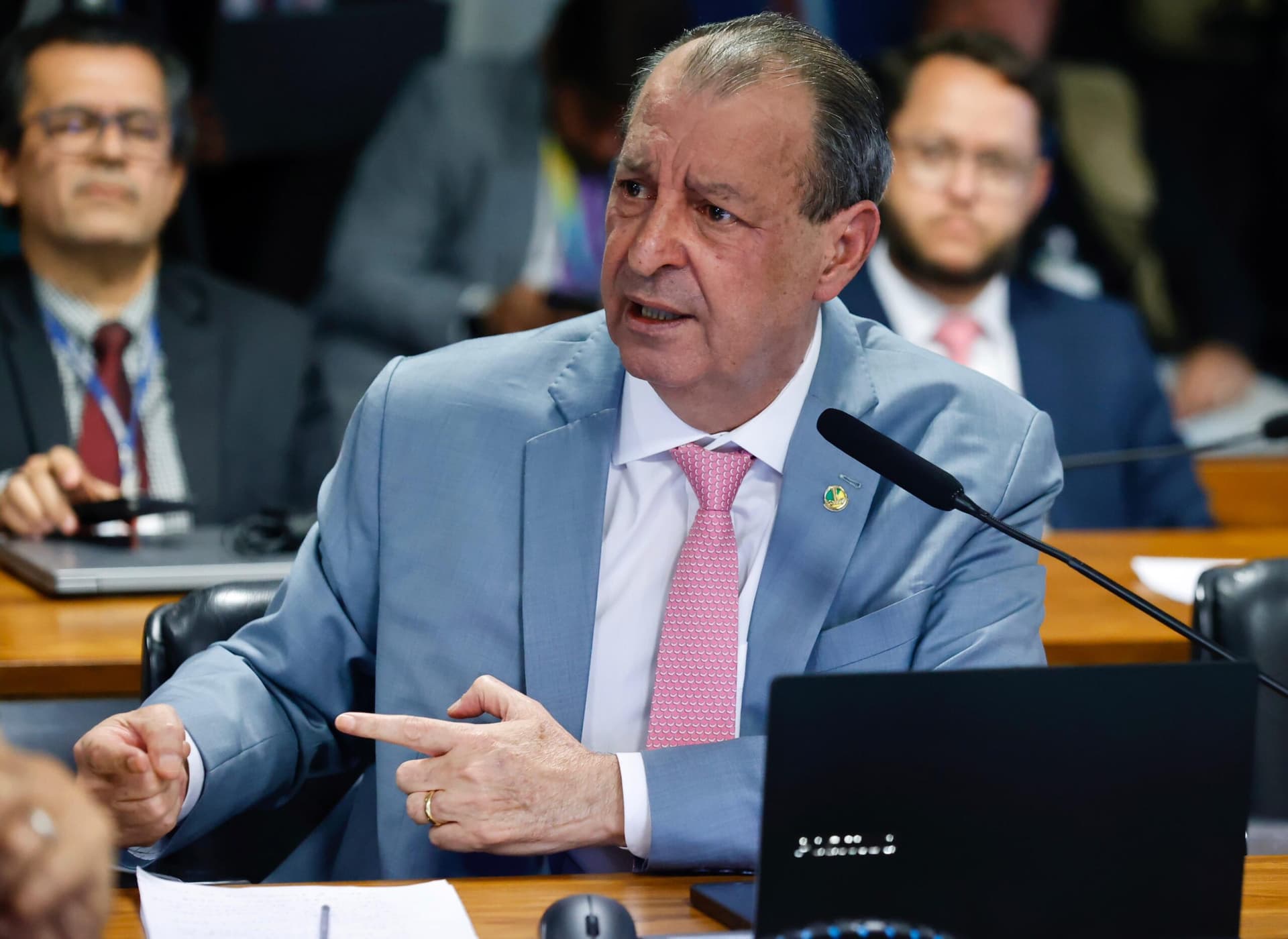 “Vi 15 mil pessoas morrerem por falta de oxigênio, porque a BR-319 não estava asfaltada”, diz Omar Aziz em discussão com Marina Silva