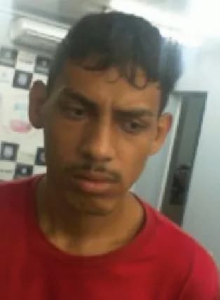 Polícia divulga imagem de suspeito procurado por assaltar ônibus com submetralhadora em Manaus