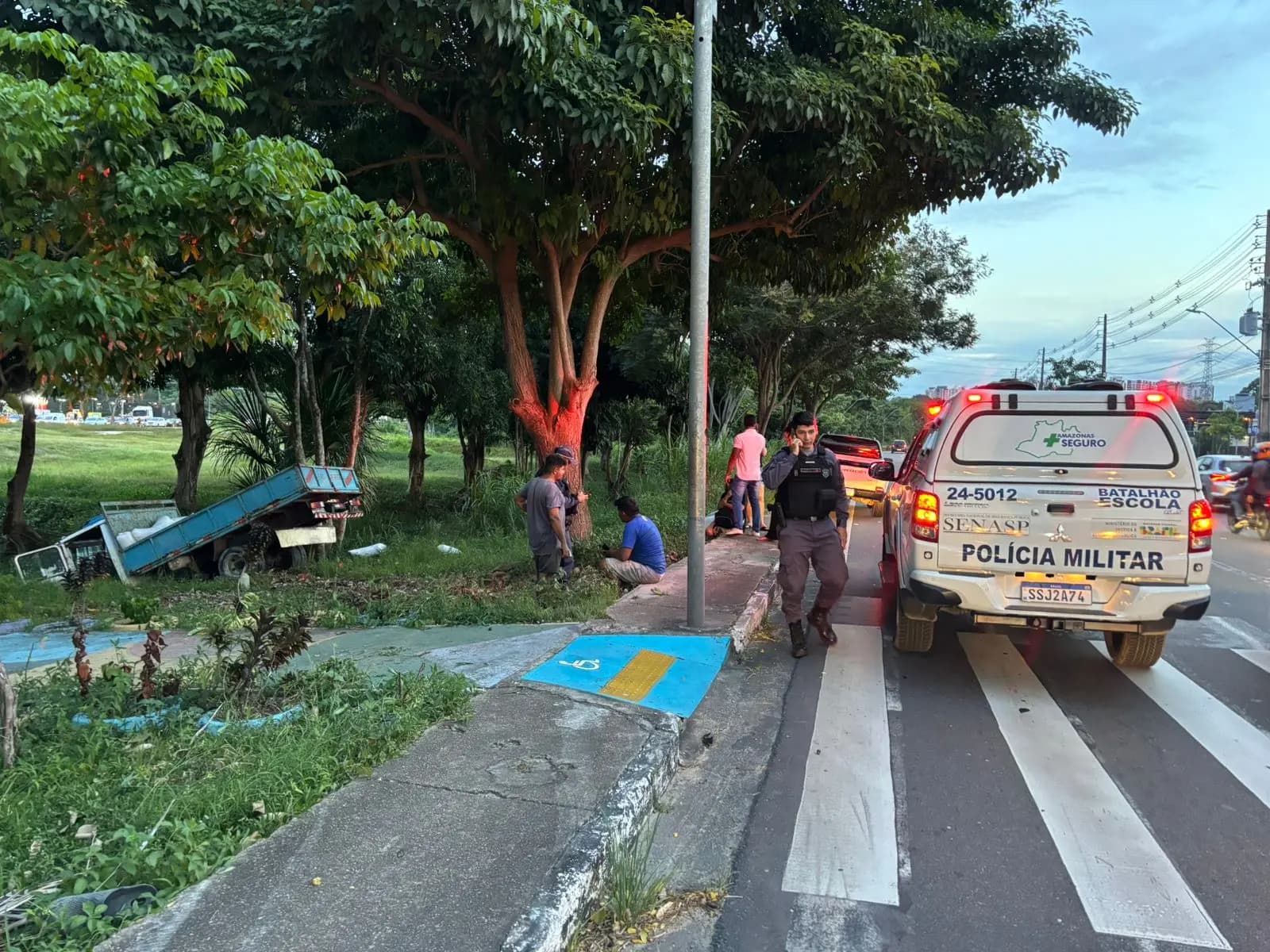 Caminhão desgovernado atropela mulher e cai em igarapé na zona centro-sul de Manaus