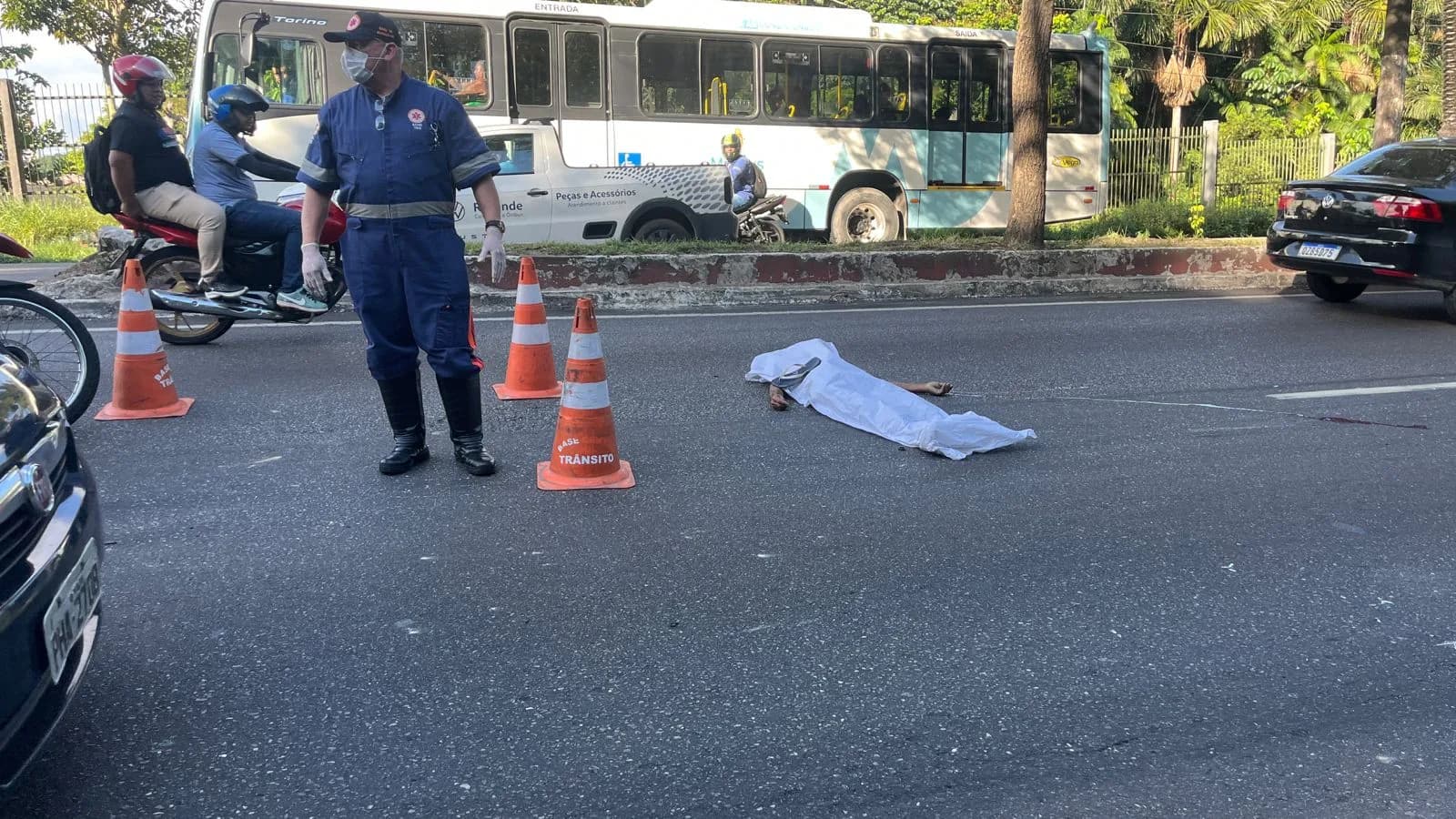 VÍDEOS: motociclista perde a vida em colisão na Avenida Rodrigo Otávio, em Manaus