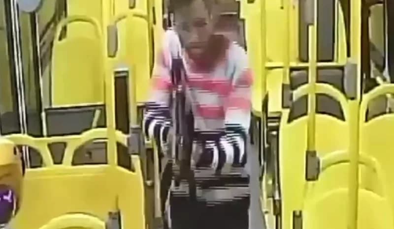 Suspeito de assaltos a ônibus é preso com submetralhadora em Manaus; dois são procurados