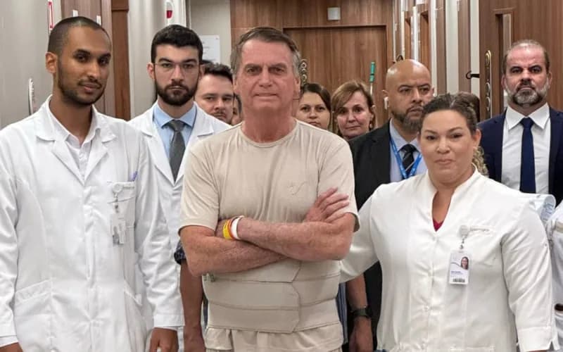 Bolsonaro deixa hospital após três semanas internado