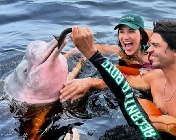 Vídeo: influencer Tati Infante joga cerveja para boto em Manaus e causa polêmica