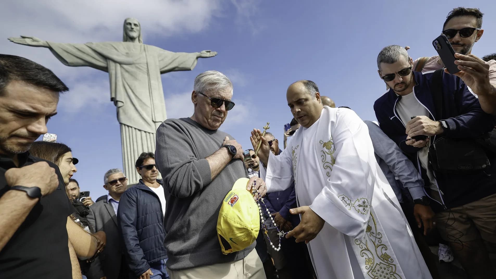 Carlo Ancelotti conhece o Cristo Redentor e recebe bênção