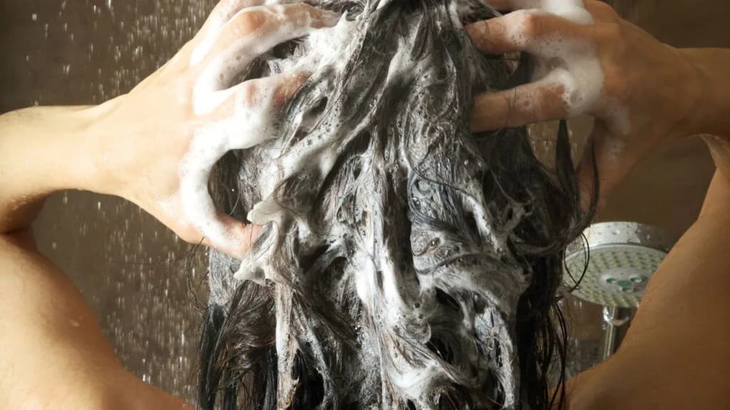 Cuidado com o banho quente: como proteger a pele e os cabelos nos dias frios