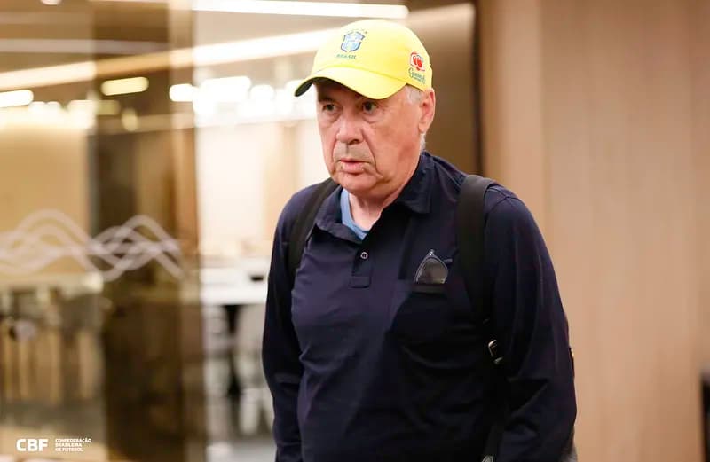 De boné da Seleção, Ancelotti desembarca no Rio de Janeiro