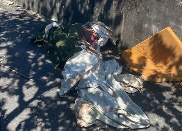 IMAGEM FORTE: Corpo de homem quase decapitado e com mais de 20 facadas é encontrado em Manaus