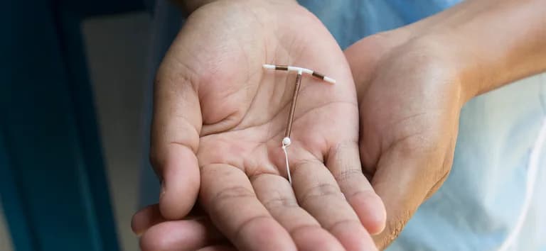 Bebê nasce com DIU colado ao corpo e surpreende web; veja foto