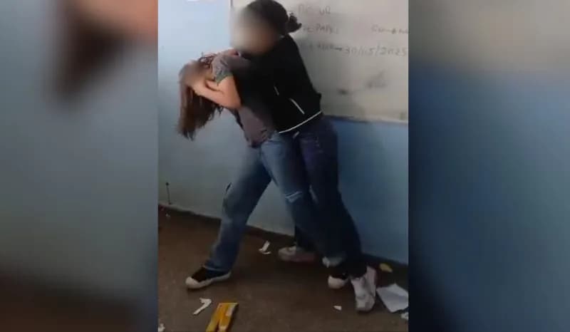 VÍDEO: Estudantes ‘saem na porrada’ dentro de sala de aula, em Manaus