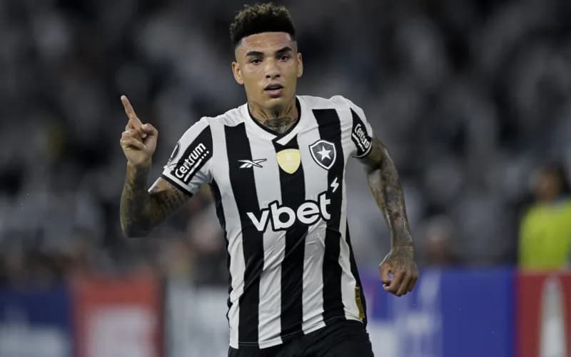 Igor Jesus se destaca no Botafogo sob os olhares de Ancelotti