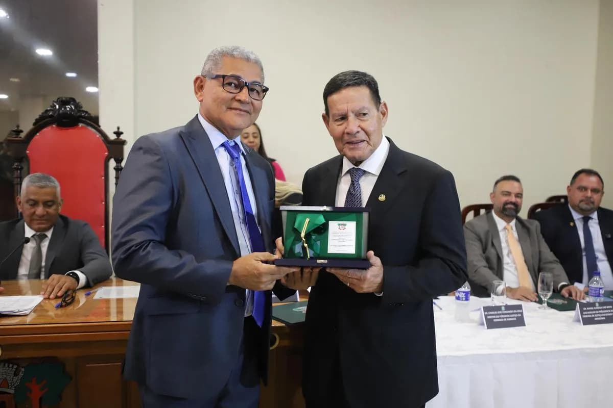 “Recebo essa medalha em nome da minha família”, agradece Hamilton Mourão por honraria em Humaitá
