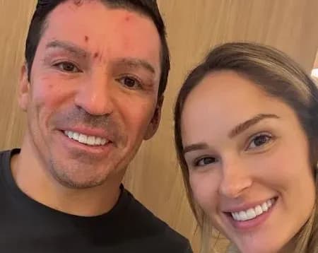 Lúcio, ex-zagueiro da seleção, sorri em foto no hospital após se recuperar de queimaduras