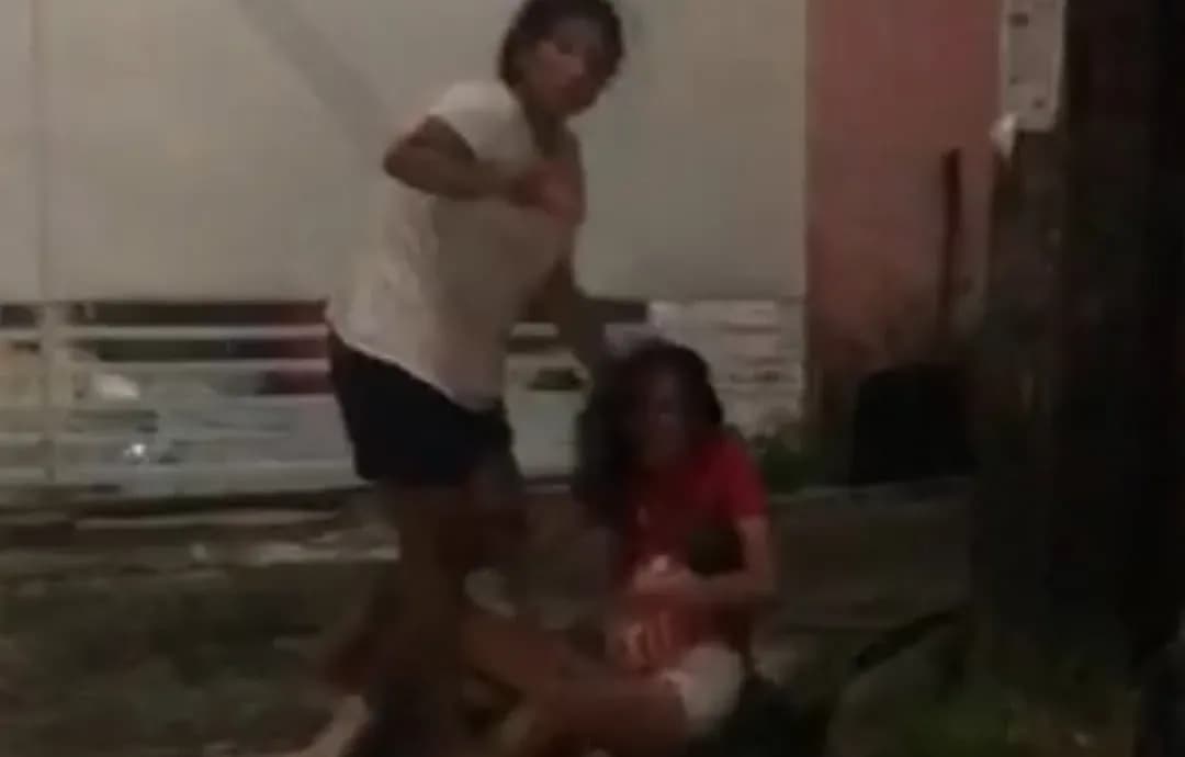 VÍDEO: Mulher é arrastada pelos cabelos enquanto segura recém-nascida no colo em Manaus