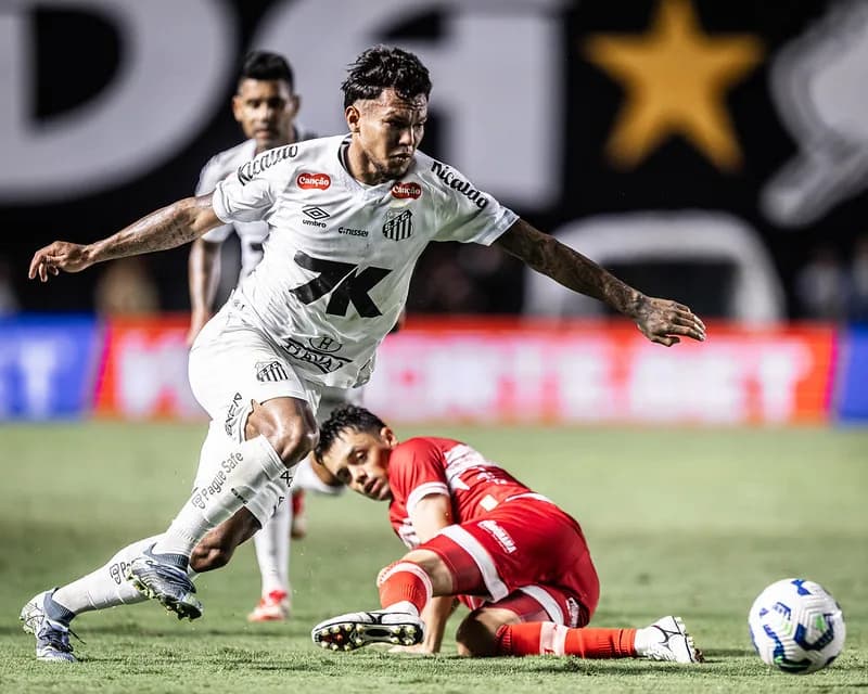 Brazão pega pênalti, e Santos empata com CRB na Vila Belmiro