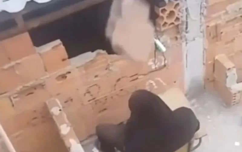 VÍDEO: Olheiro do tráfico dorme durante vigilância e leva tijolada na cabeça