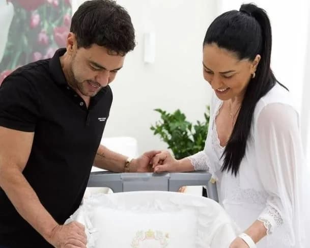 Zezé Di Camargo e Graciele vencem na justiça e suspendem perfil de hater no Facebook