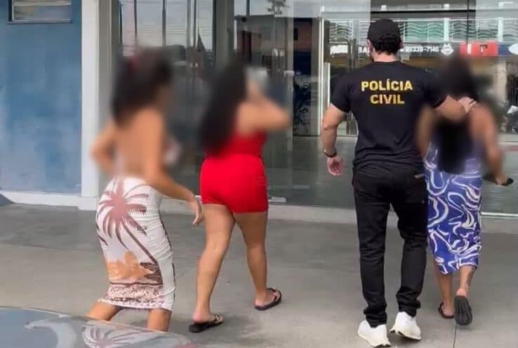 Desmaiada e em convulsão, jovem continuou sendo agredida por 3 mulheres em adega em Manaus