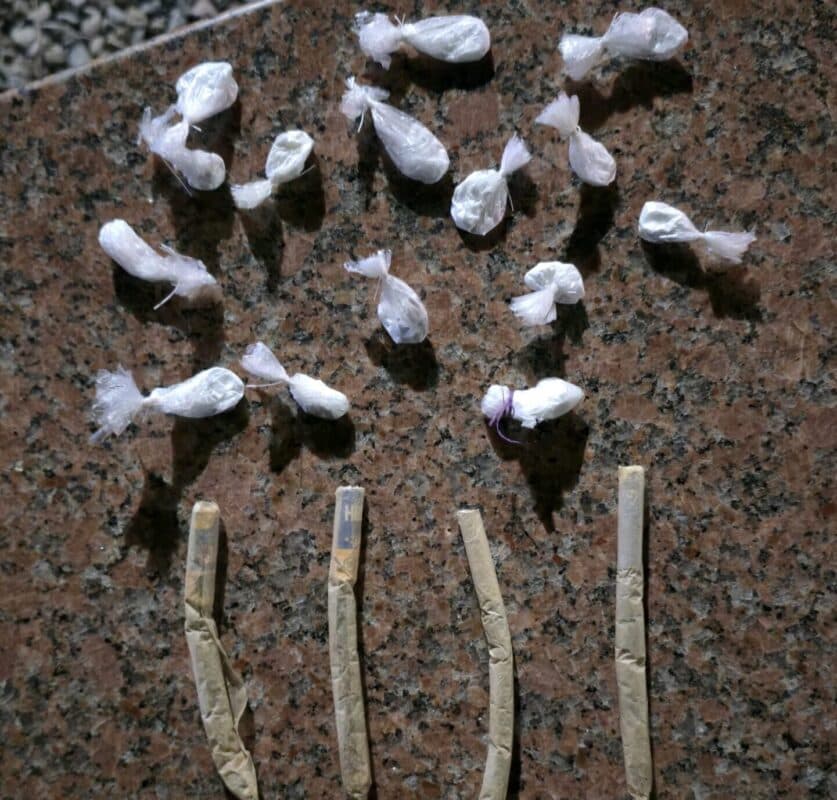 Dupla é presa vendendo drogas na Orla de Parintins