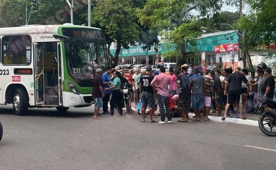 VÍDEO: Mulher é atropelada por ônibus da linha 211 em Manaus