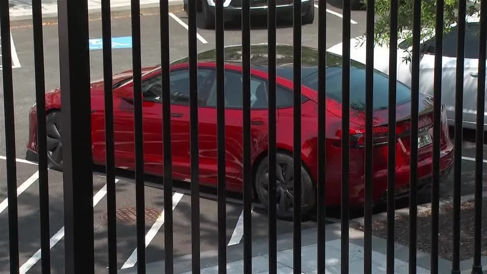 Após briga nas redes sociais, Tesla com o qual Musk presenteou Trump é visto estacionado na Casa Branca