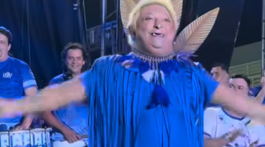 VÍDEO: Patixa Teló passa mal em praça e é levada ao hospital