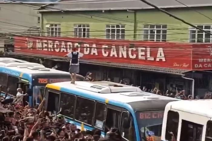 Oruam causa alvoroço ao subir em teto de ônibus durante espera por MC Poze; veja