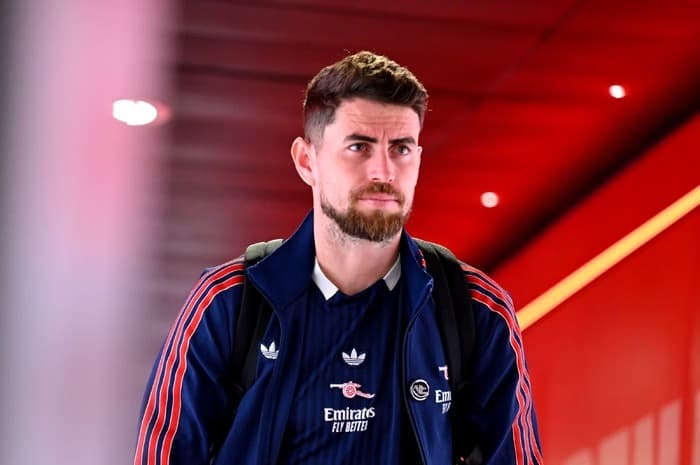 Jorginho desembarca no Brasil para assinar com o Flamengo e é recebido por centenas de torcedores