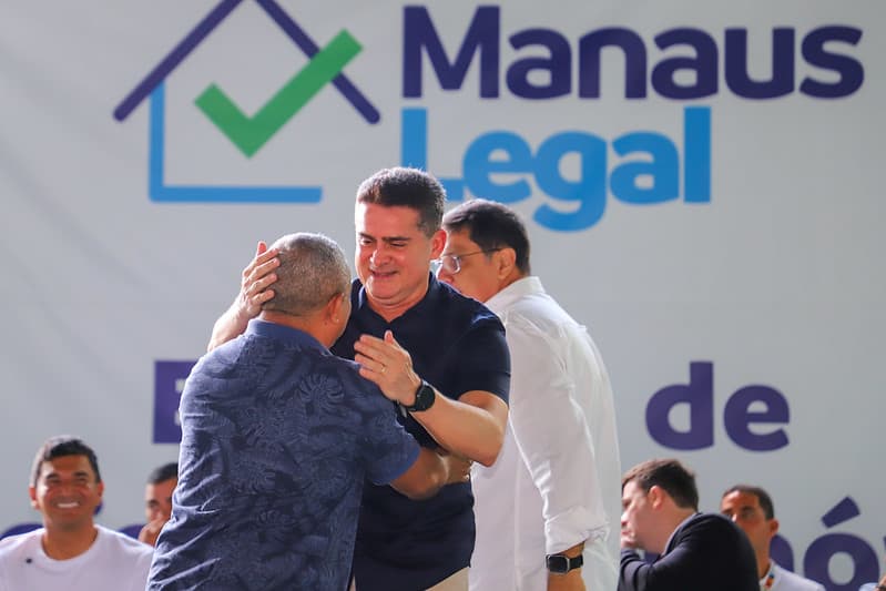 VÍDEO: David Almeida realiza entrega de 425 títulos definitivos de imóveis na zona leste