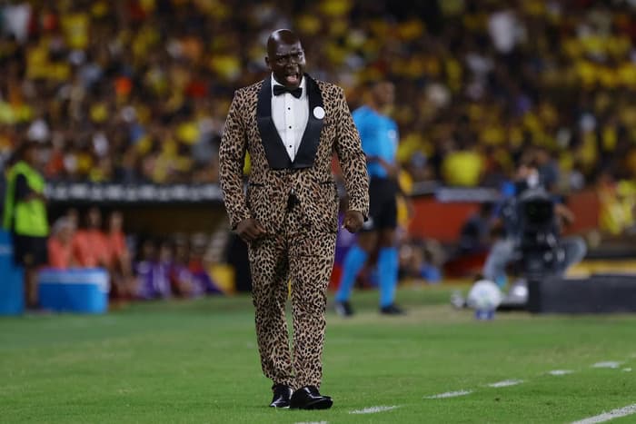 Conmebol multa técnico por usar terno “de oncinha” em jogo