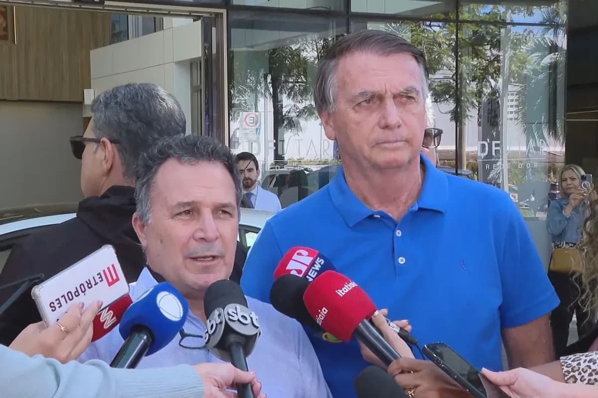 Exame de Bolsonaro aponta suspeita de pneumonia; médico recomenda que ele coma mais devagar