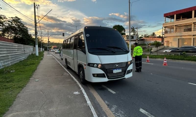 Fiscalização apreende quatro veículos e flagra motorista reincidente em operação em Manaus