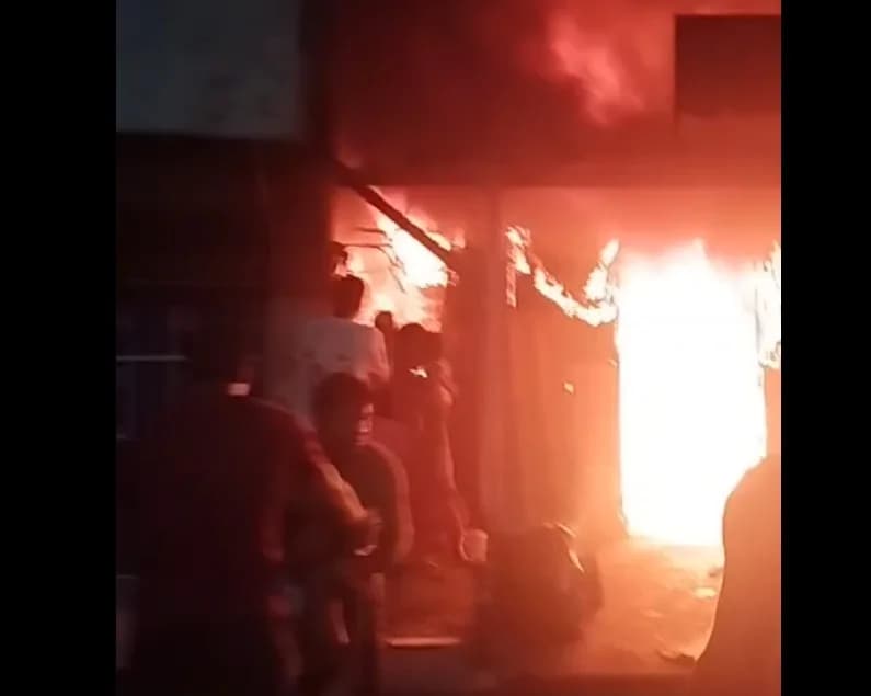 VÍDEO: Casa fica destruída após pegar fogo em Manaus