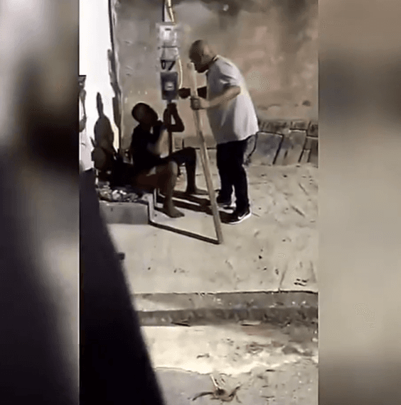 VÍDEO: Tentativa de furto termina com suspeito desmaiado após paulada na zona Oeste do RJ