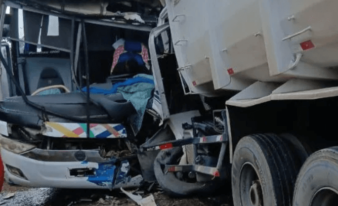 Acidente na AM-010: passageiro de caminhão recebe alta após 3 dias internado