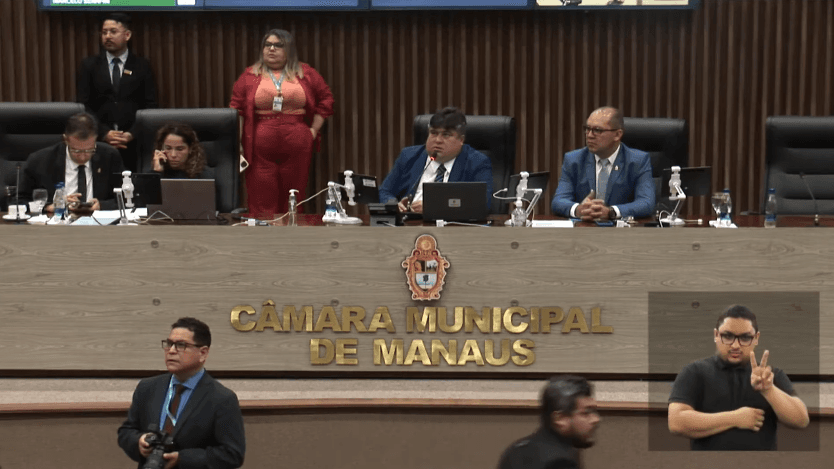 Profissionais da Educação pedem reivindicação em PL; CMM suspende sessão para dialogar com categoria