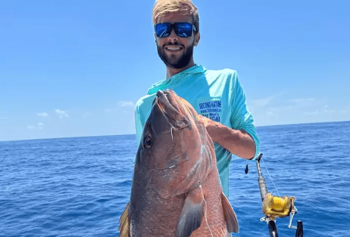 Homem é preso na Flórida por esfaquear tubarão durante pescaria