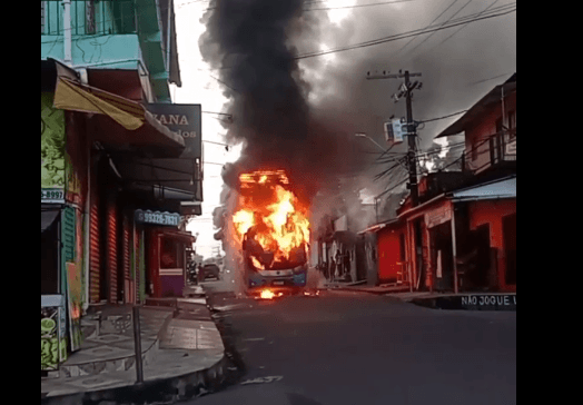 VÍDEO: Ônibus de rota do Distrito Industrial pega fogo em Manaus