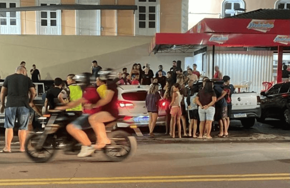Jovem de 24 anos é metralhado ao sair de lanchonete com a esposa em Manaus