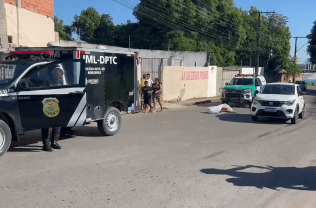 VÍDEO: Ajudante de caminhão morre atropelado a caminho do trabalho em Manaus